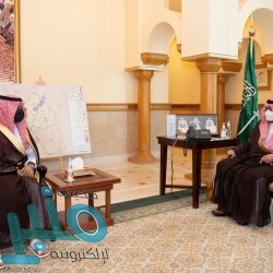 شرطة الرياض : تحديد هوية شخص ظهر في مقطع فيديو يبتاهى بحيازة مواد مخدرة وسلاح ناري