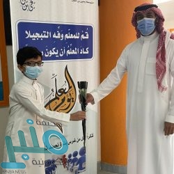 والد الزميل عقيل بن قطيمة على السرير الأبيض