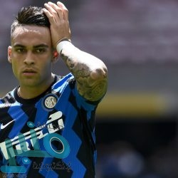 لابورتا يُقدم سيرجي بارخوان مدرب برشلونة الجديد للاعبي الفريق قبل أول تدريب