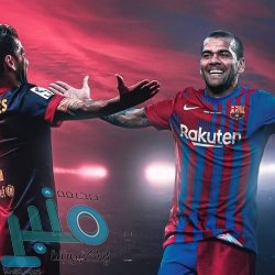 مباراة مصر وأنغولا: مشجع يخلع قميصه ويحتضن محمد صلاح