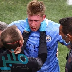 مباراة مصر وأنغولا: مشجع يخلع قميصه ويحتضن محمد صلاح