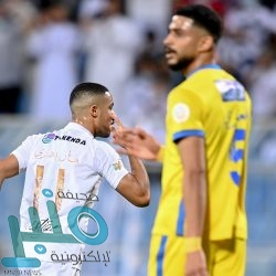 وداعا لفوضى الأسلاك.. شركة بريطانية تطور مكاتب زجاجية موصلة للكهرباء