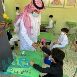 وزير الخارجية يسلِّم الدكتور يوسف العثيمين وشاح الملك عبدالعزيز من الطبقة الثانية