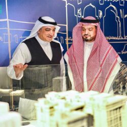 محافظ المخواة يعزي العُمري في وفاة والدته