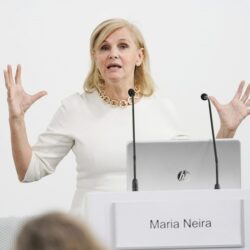 أطعمة ومشروبات تخلصك من رائحة الفم الكريهة