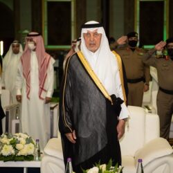 أمير عسير يسلم عددًا من المواطنين وثائق تملك عقاراتهم