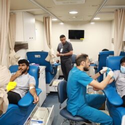 شؤون الحرمين تزود عدد من مصليات المسجد الحرام بمصحف الحرمين الإلكتروني “للمكفوفين”