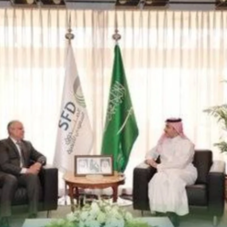 رئيس وأعضاء مجلس القيادة الرئاسي اليمني يؤدون اليمين الدستورية أمام مجلس البرلمان بعدن