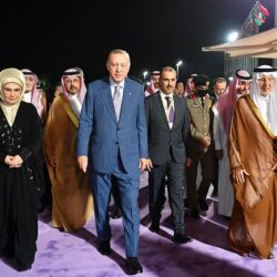 ‏القوات الخاصة للأمن البيئي تنقذ (3) مواطنين علقت مركبتهم في الرمال