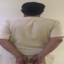 القنصل العام البريطاني يزور مجمع الملك عبدالعزيز لكسوة الكعبة.. ويشارك في حياكتها