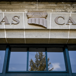 السديس يفتتح باب الملك عبدالعزيز