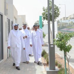 شرطة الرياض تُحدِّدُ هوية فتاة ظهرت في مقطع فيديو تعتدي فيه على أخرى في أحد الأماكن العامة