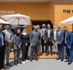 محافظ جدة يستقبل الطلبة الفائزين في منافسات آيسف