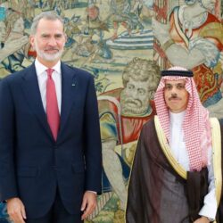 الدكتور الحجرفُ يبحثُ مع مساعد وزير الخارجية الياباني سبلَ تعزيزِ العلاقات الخليجية – اليابانية