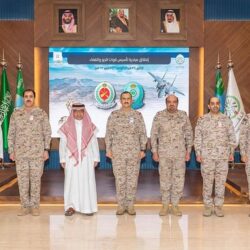 قائدُ القواتِ البحريةِ يقفُ على سير مناورات تمرين (الموج الأحمر – 5) وفعالية يوم كبار القادة بالأسطول الغربي