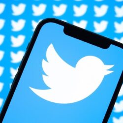 شرطةُ محافظةِ العقيق تقبضُ على شخص لإتلافه جهازَ رصد آلي