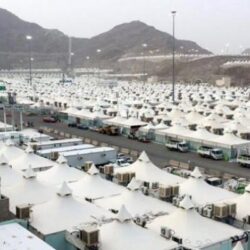 ” رذاذ الماء ” يتطاير لتلطيف الأجواء في عرفات