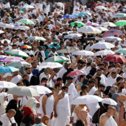 ” رذاذ الماء ” يتطاير لتلطيف الأجواء في عرفات