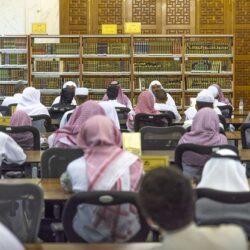 القبض على (5) مقيمين لسرقتهم معدات وأغطية حديدية من مواقع تحت الإنشاء