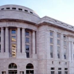 رئيس الإمارات ونائبه يهنئان خادم الحرمين بنجاح موسم الحج هذا العام