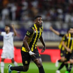 أمير الرياض بالنيابة يؤدي صلاة الميت على الأميرة عبير بنت عبدالله بن جلوي