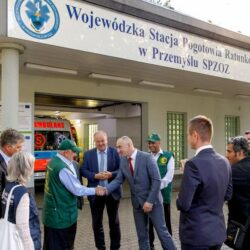 مركز الملك سلمان للإغاثة يدشن توزيع مساعدات غذائية للنازحين ومتضرري السيول في المهرة