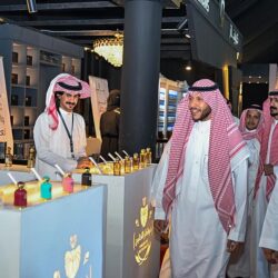 رئيس الطيران المدني يزور مشروع البحر الأحمر