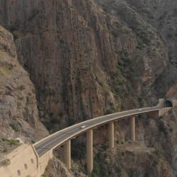 تنفيذًا لتوجيه وزير الداخلية.. الفريق العمرو يكرم مواطنًا أنقذ عائلتين احتجزتا في سيل وادي تربة