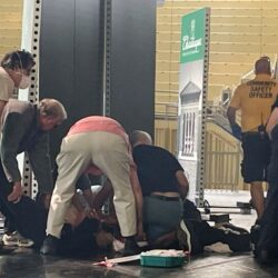 الكشف عن اسم وجنسية المهاجم الذي طعن سلمان رشدي