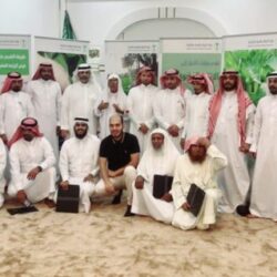 زوار مهرجان العودة إلى الرياض يصنعون الحبال بآلة غزل يعود تاريخها لآلاف السنين