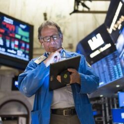 القيادة تعزي رئيس الفلبين في وفاة الرئيس السابق