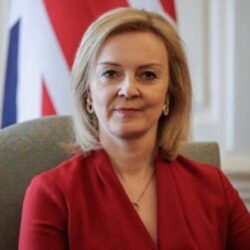 أمير الباحة يستقبل مدير عام فرع وزارة الموارد البشرية والتنمية الاجتماعية بالمنطقة