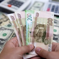 القبض على مقيم ظهر بمقطع فيديو يحمل لافتة داخل المسجد الحرام