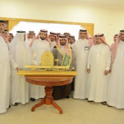 الأمير خالد الفيصل يكرم مدير إدارة دوريات الأمن بمحافظة جدة