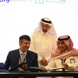 ولي العهد يستعرض العلاقات الثنائية وسبل تطويرها مع رئيس وزراء باكستان