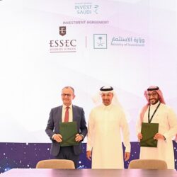 إيلون ماسك يستحوذ على “تويتر” ويقيل مسؤولين بارزين