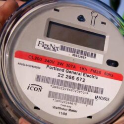 الحكومة اليمنية تتهم الحوثيين بـ”التضليل” وتحملهم مسؤولية وقف صرف الرواتب