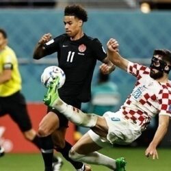 كمبيوتر محمول مرتقب قابل للطي من سامسونغ مع لوحة مفاتيح افتراضية