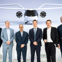 أمير الرياض يؤدي صلاة الميت على والدة الأمير سعود بن مساعد