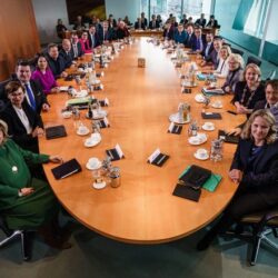 سرب طيور يعطل رحلة طيران ساعات