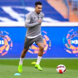 أمير الرياض يؤدي صلاة الميت على أحمد السديري