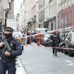 “الفيفا” يحقق في كيفية نزول الطاهي نصرت إلى ملعب نهائي المونديال