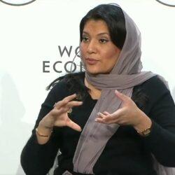 أسعار الذهب تتراجع بشكل طفيف مع ارتفاع الدولار