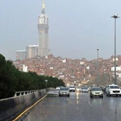 شخص يحطم واجهة فندق بسيارته لخلاف سابق مع إدارته