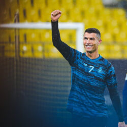 أمير الرياض يؤدي صلاة الميت على والدة الأمير فيصل بن مشاري