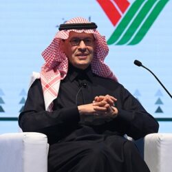 القبض على شخص بحوزته 42 كيلوجرامًا من مادة الحشيش وأقراص مخدرة وسلاح ناري في جازان