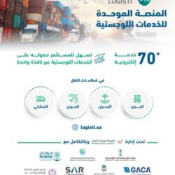 افتتاح محافظ القنفذة للركن الخاص بجمعية الشباب في مهرجان حلي الخامس