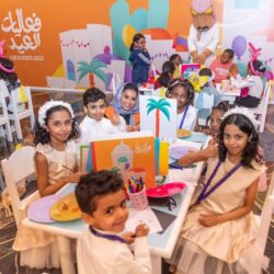 الزائرون يودعون المدينة المنورة بشراء الهدايا والصور التذكارية