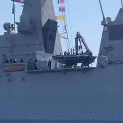 الزائرون يودعون المدينة المنورة بشراء الهدايا والصور التذكارية