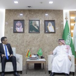 “مدني الطائف” يباشر احتجاز شخص بمركبة في سيل ويطبق الأنظمة بحقه